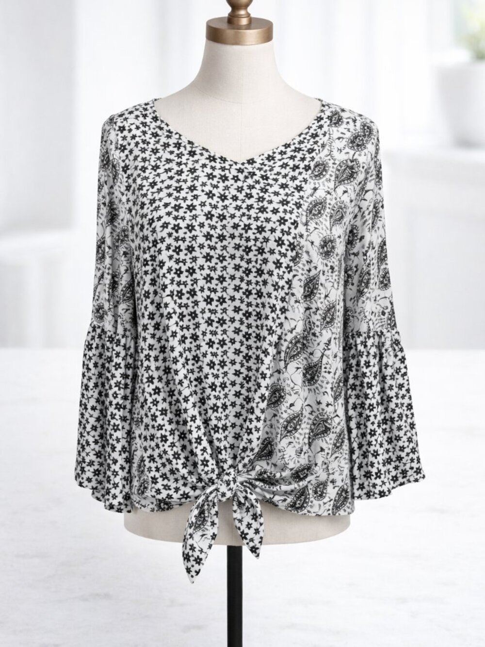 Zac & Rachel Black and White Tie Front 3/4 Bell Sleeve Blouse size Small
